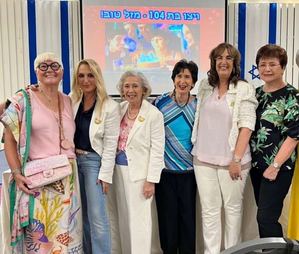 מימין הלנה גלזראניטה פרידמןטובה בן דב אסתר מור ענת וידור נינה שפירא