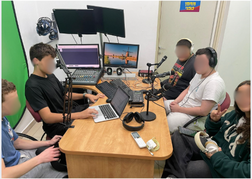 ויצו אחוזת ילדים התלמידים מקליטים את הפודקאסט